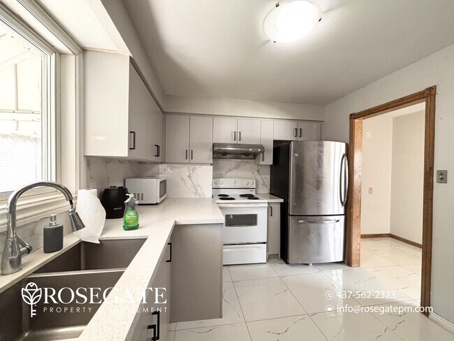 Photo du bâtiment - Spacious 3+Den Main Level Apartment with Parking – Flat Utilities – Barrie