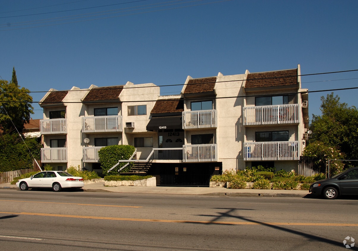 Building Photo - 12413 Oxnard St