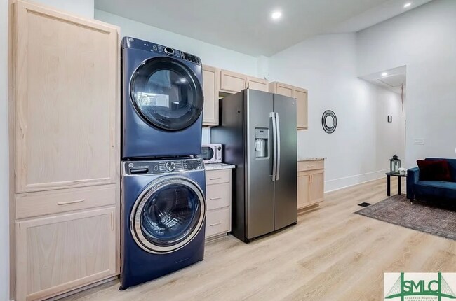 Building Photo - Renovated 1-Bedroom Townhome in Savannah’s...