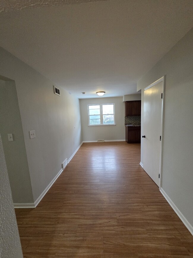 Building Photo - 1311 Kenmore Ave