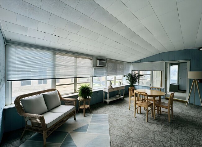 Foto del edificio - 1369 W Market St