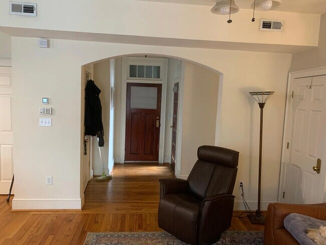 Foto del edificio - 1409 Colonial Ave
