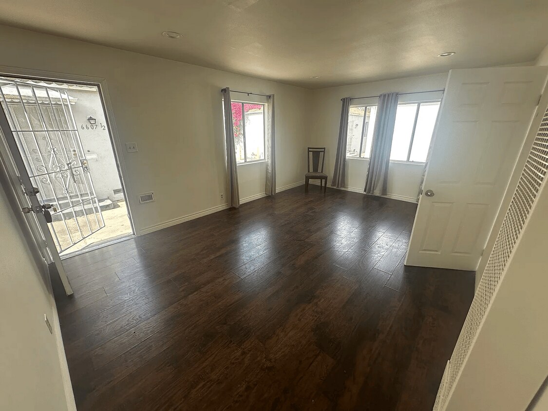 Sala de estar - 6609 1/2 Brynhurst Ave