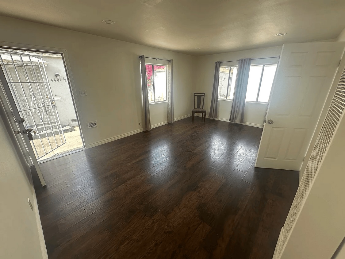 Living Room - 6609 1/2 Brynhurst Ave