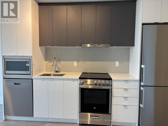 Building Photo - 30 Upper Mall Wy