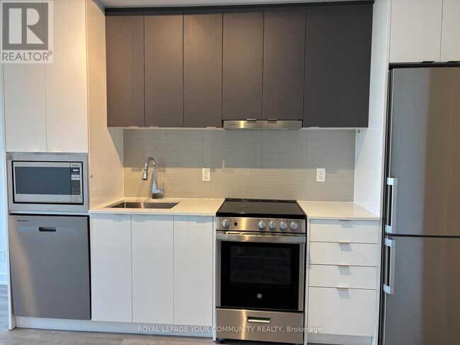 Photo du bâtiment - 30 Upper Mall Wy