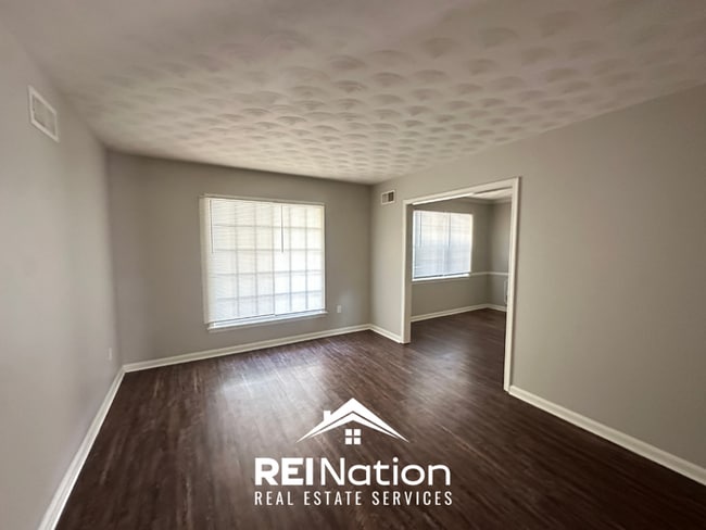 Building Photo - Spacious 4BR/2BA Memphis Rental with 2-Car Garage, Hardwood Floors & Fireplace