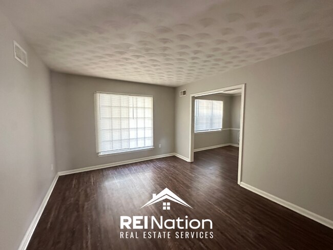 Foto del edificio - Spacious 4BR/2BA Memphis Rental with 2-Car Garage, Hardwood Floors & Fireplace