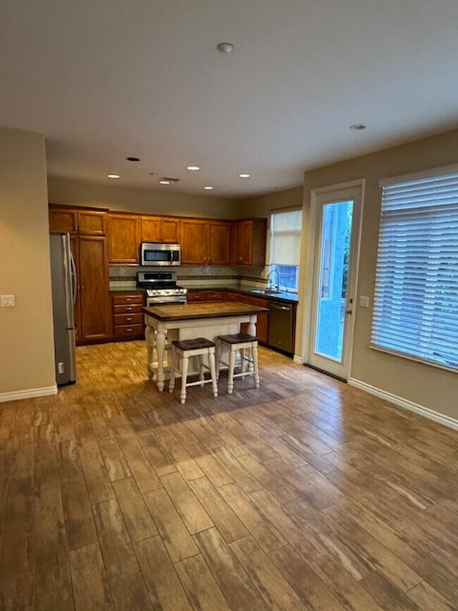 Building Photo - Charming 2-Story, 3 Bedroom, 2 1/2 Bathroom Ventura Home for Lease!