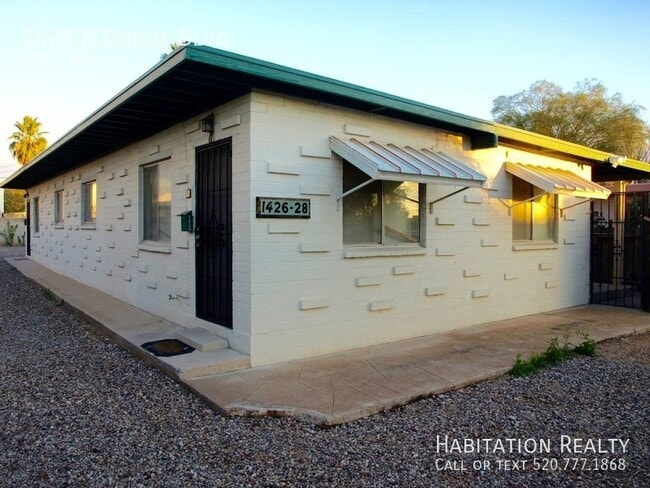 Building Photo - Clean, Mid-Century Duplex w/Central AC, Pa...