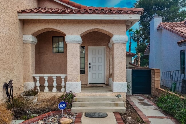 Foto del edificio - Modern Comfort with Pool & Spa in The Lakes – Solar Equipped Home