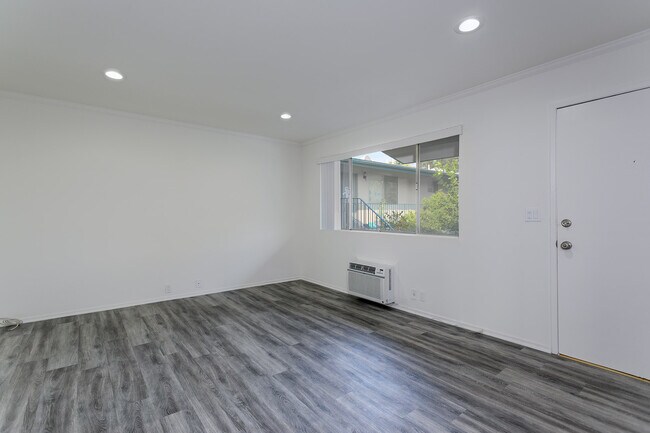 Building Photo - 660 W Sierra Madre Blvd