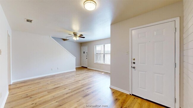 Foto del edificio - 2807 Longmire Dr