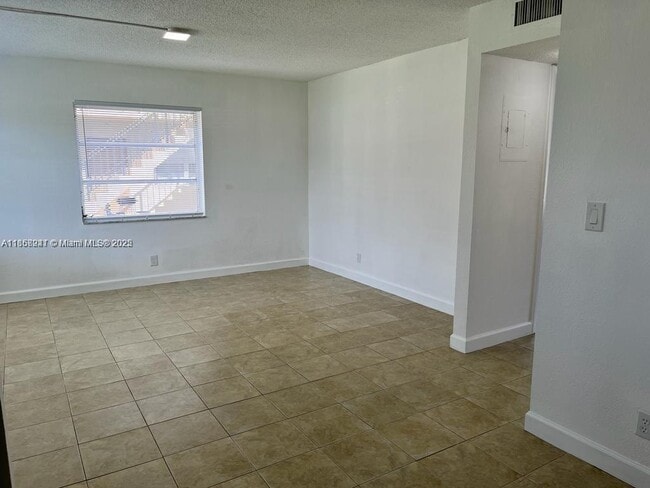Foto del edificio - 406 Lakeside Dr