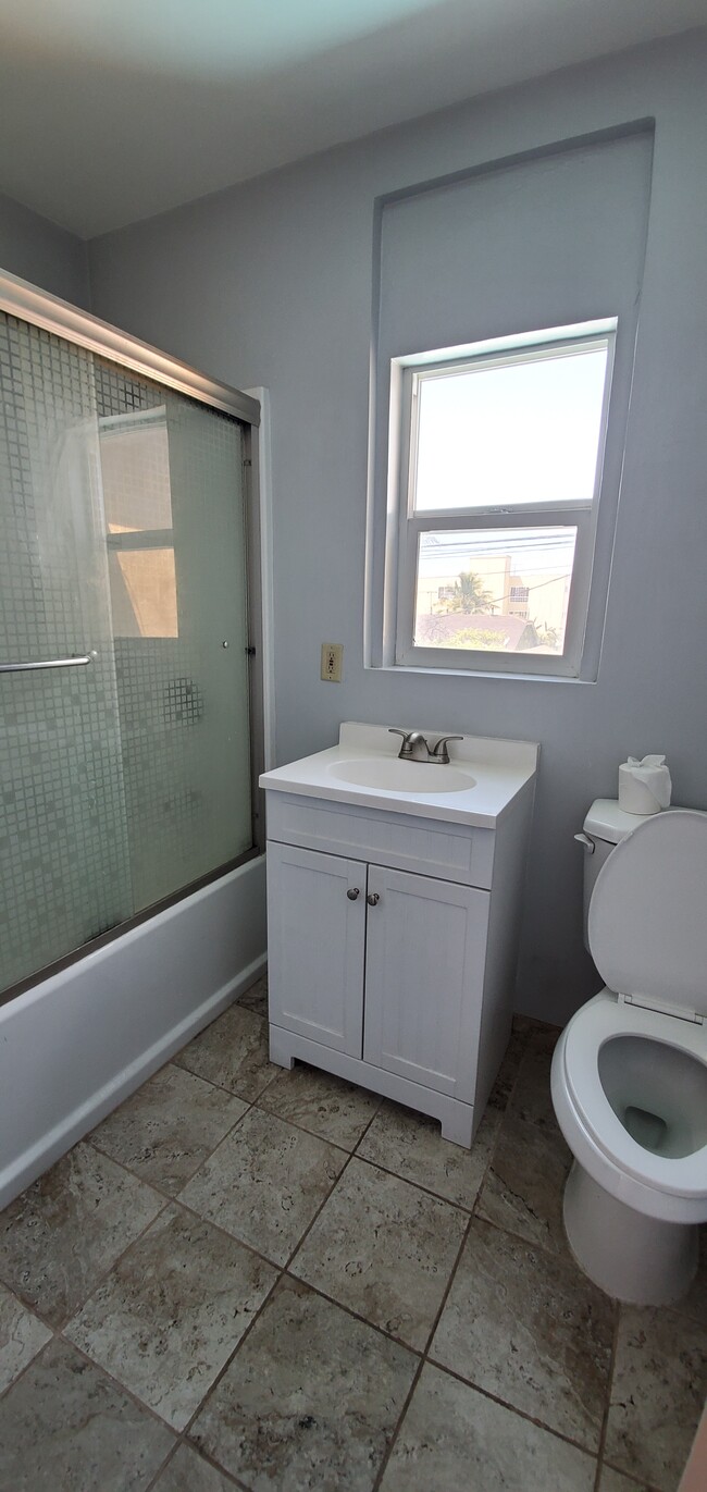 Bathroom - 2711 S Redondo Blvd