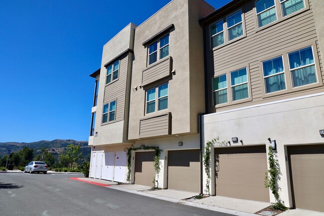 Building Photo - 2 bed 2bath w/attached garage, Pet-friendl...
