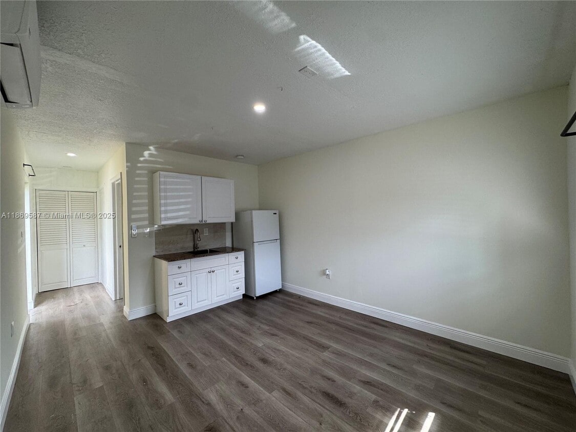 Primary Photo - 15831 SW 106th Ave