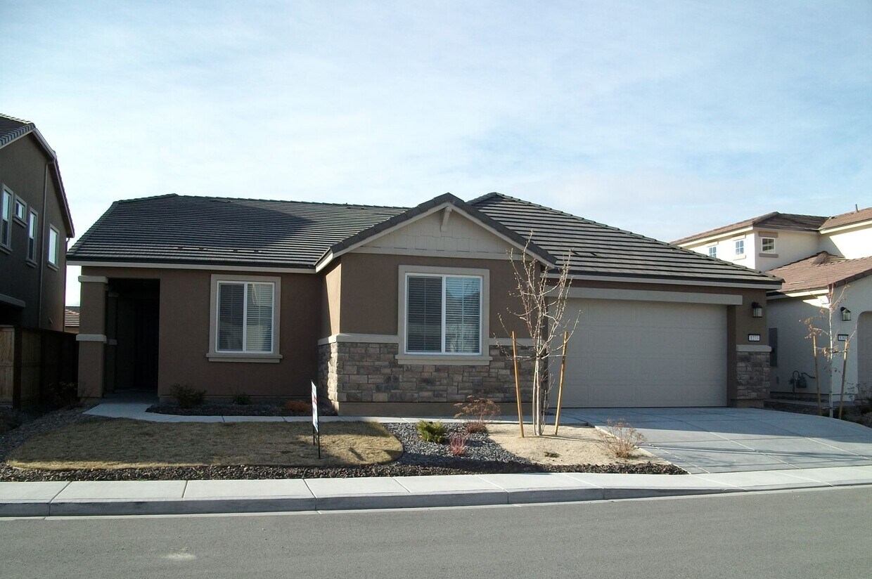 Foto principal - Beautiful, spacious 4 bd, 2-1/2 bath, 3 ca...