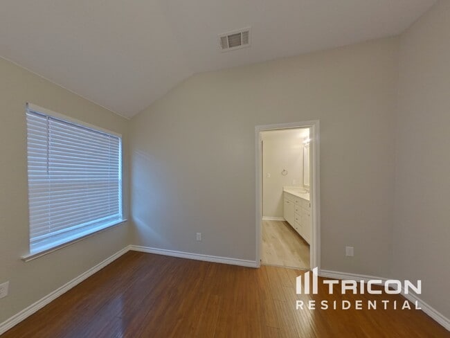Foto del edificio - 648 Clearbrook St
