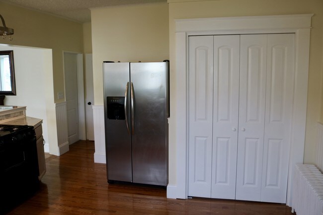 Lavandería cerrada con molduras de madera a juego. - 470 South Ave