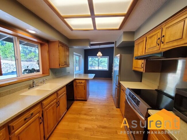 Building Photo - Amazing Property on 1.25 Acres Available in October! 3 Bed/2 Bath Plus Office Space and Shop