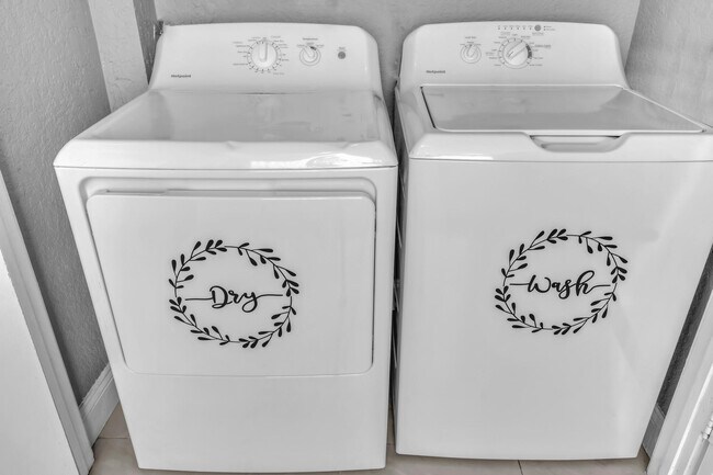 Building Photo - 2811 N Oakland Forest Dr