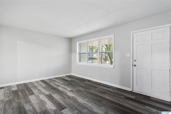 Building Photo - BEAUTIFUL REMODELED 3 BEDROOM HOME
