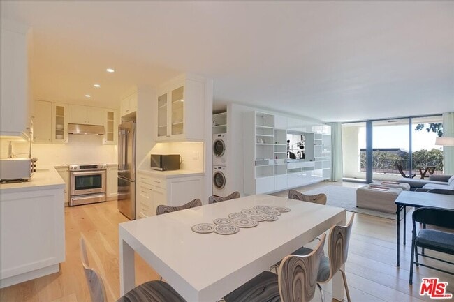 Foto del edificio - 1220 Coast Village Rd