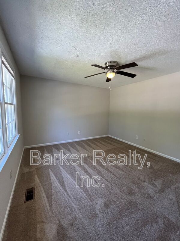 Foto del edificio - 8711 Chapel Hill Rd