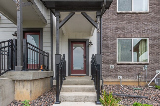 Building Photo - Immaculate, Well-Maintained 3 bed/3.5 Bath...