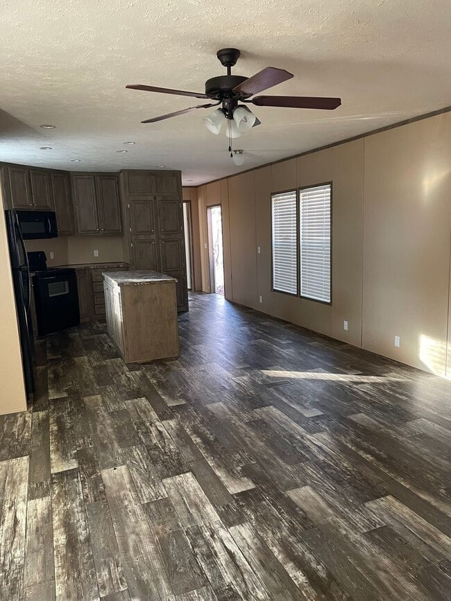 Building Photo - New 3/2 Doublewide!