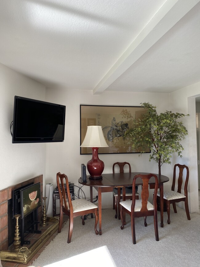 Dining area - 3375 Foothill Rd