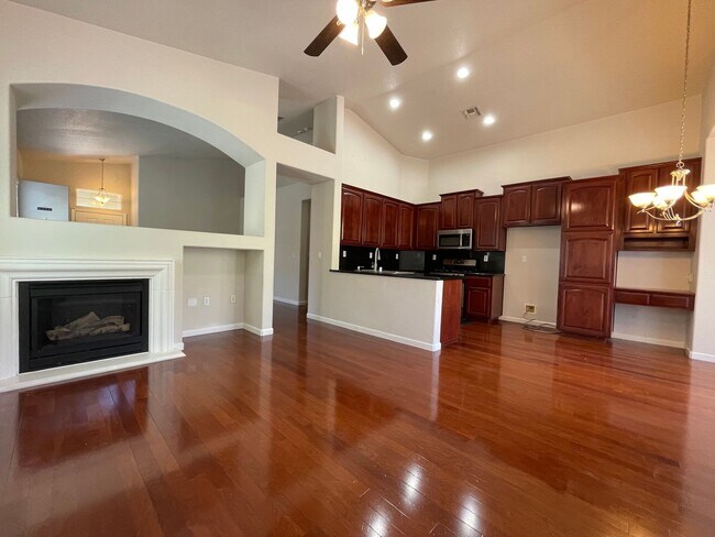 Foto del edificio - Fireplace in Living Room, Backyard Patio, Hardwood and Laminate Flooring