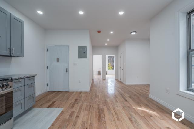 Foto del edificio - 4 bedroom in BROOKLYN NY 11203