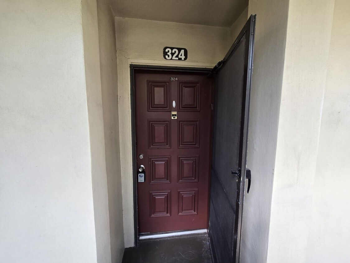 Foto principal - Prime Delray Location – Updated 2BR/2BA Co...
