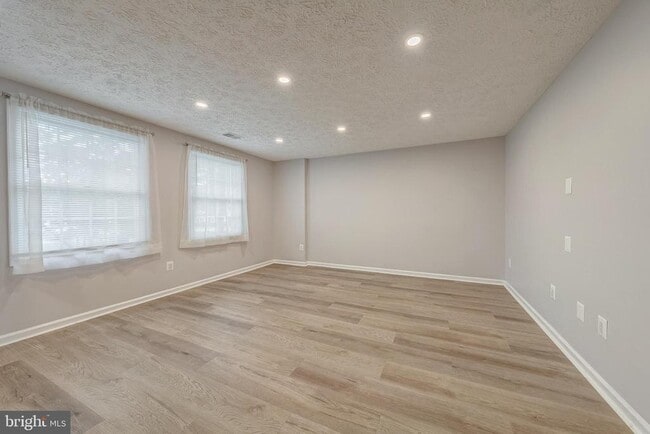 Building Photo - 6320 Lightburn Ct