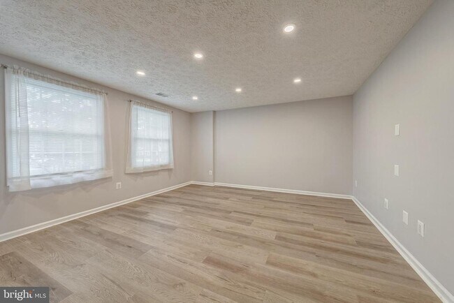 Foto del edificio - 6320 Lightburn Ct