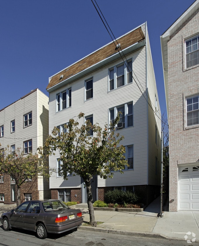 Primary Photo - 192 Lembeck Ave