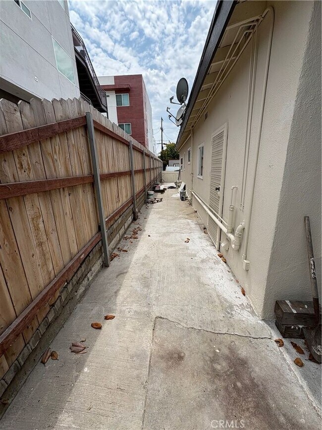 Foto del edificio - 1103 S Hobart Blvd