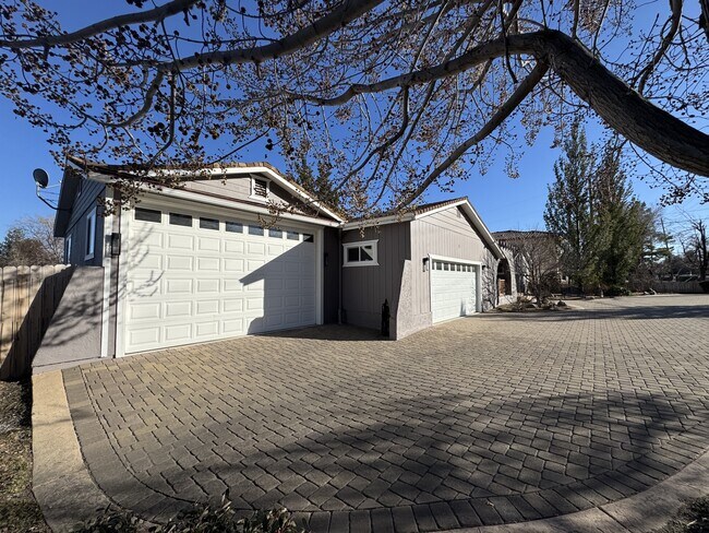 Building Photo - 4400 Lakeside Dr