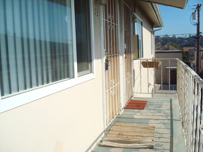 Foto del edificio - USD-adjacent 3 bedroom 1 bath apartment