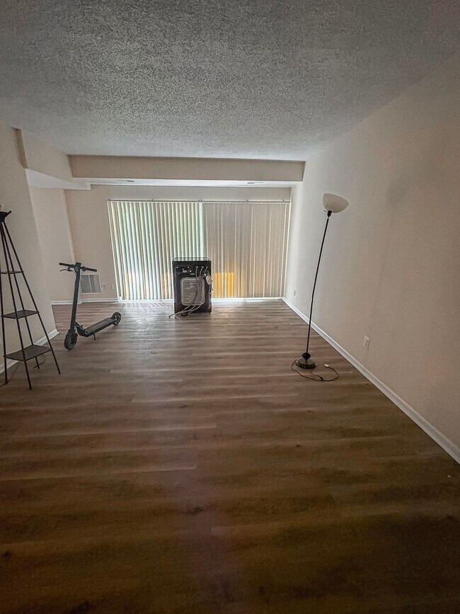 Building Photo - Bright And Cozy 2 Bed 1 Bath Condo With Pa...