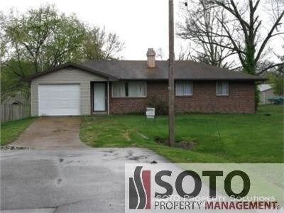 Foto principal - 3 BD/1BA house with basement