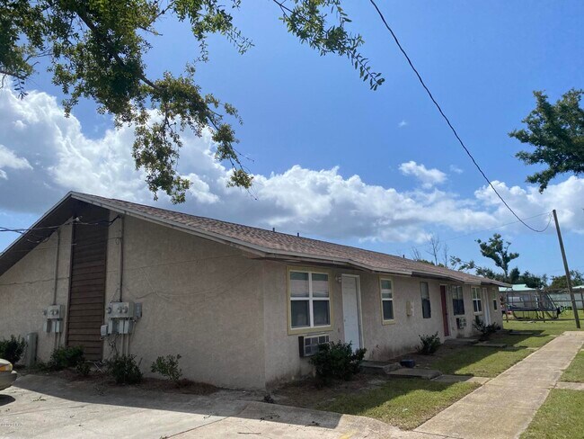 Foto del edificio - 901 Russ Lake Dr