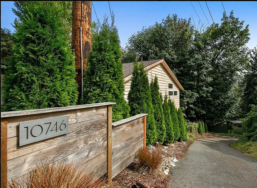 Foto principal - 10746 Densmore Ave N
