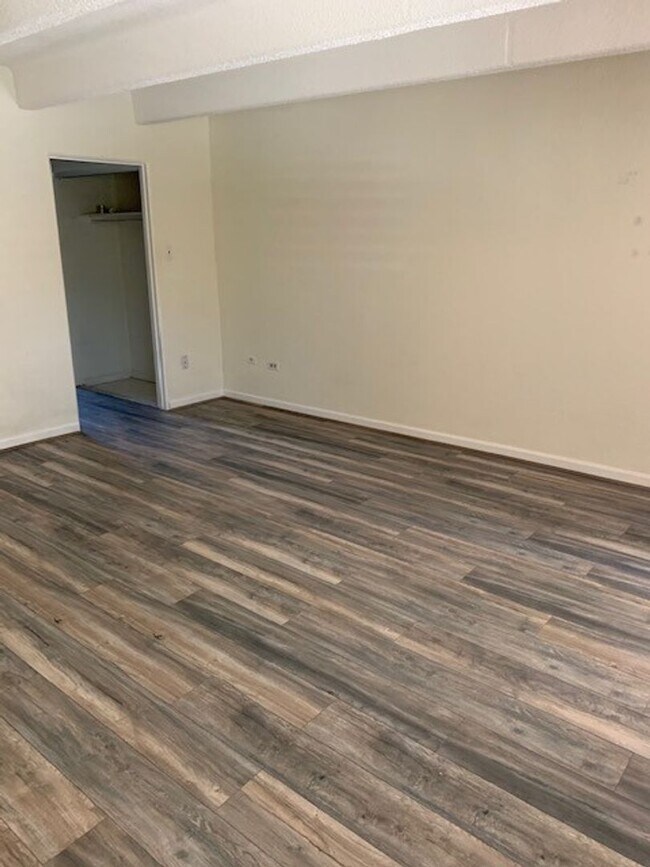Foto del edificio - Remodeled ground level 1 bedroom condo wit...