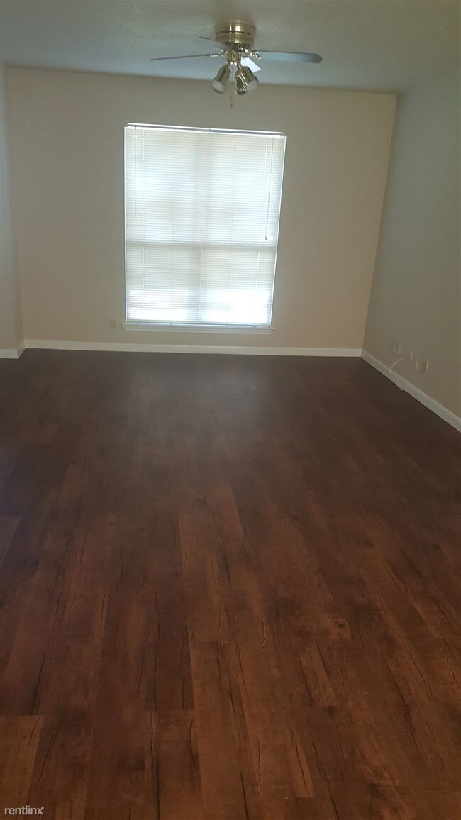 Foto del edificio - 3 br, 1 bath  - 2418 S Laredo St