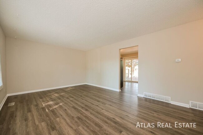 Building Photo - 14955 E Columbia Dr