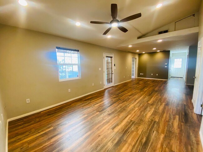 Building Photo - 3 Bedroom plus Den in Santee! Most Utiliti...