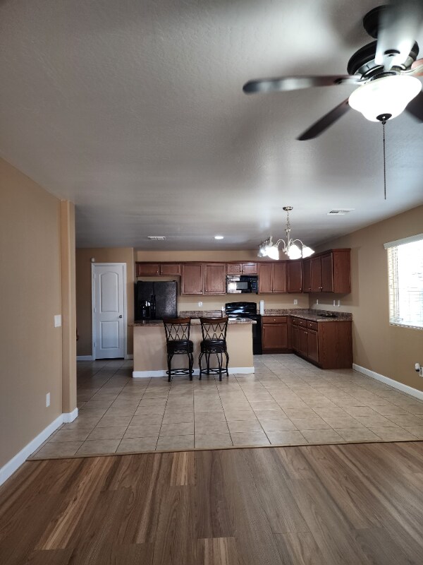 Foto del edificio - 1850 N Vista Ln